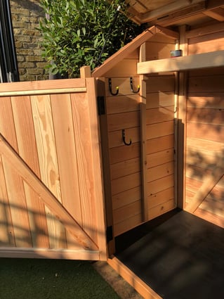 Hooks in spokeshed