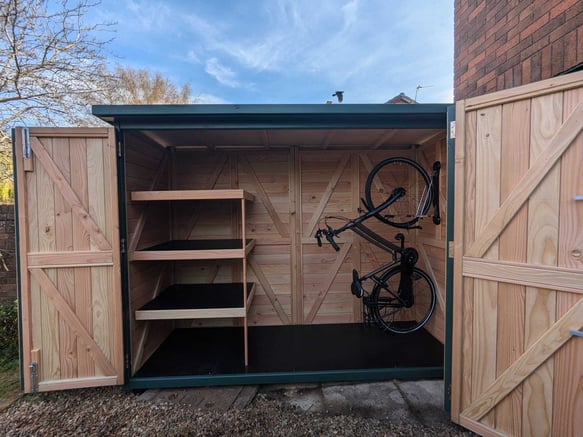 V-shed with 1 bike and shelves